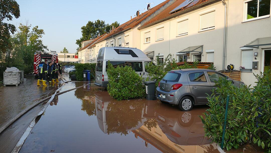 Wie von einem Wasserfall wurden Keller geflutet