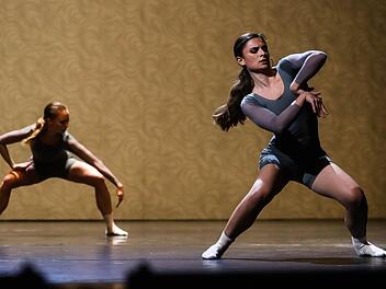 Moderne und klassische Bewegungssprache bietet der  Ballett-Abend "Drei Farben" am Landestheater Coburg. Henning Rosenbusch