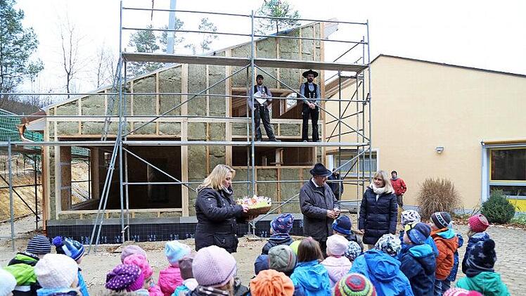 Der katholische Kindergarten St. Marien in Obertrubach wird erweitert. Fotos: Franz Galster