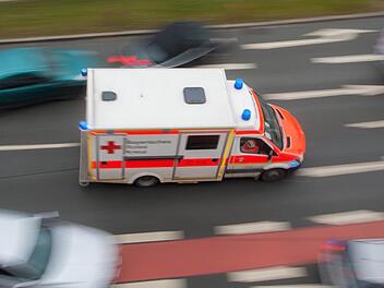 Eine Frau hat beim Auffahren auf die B303 im Kreis Schweinfurt ein vorfahrtsberechtigtes Fahrzeug &uuml;bersehen. Sie wurde schwer verletzt. Symbolfoto: NEWS5 / Grundmann