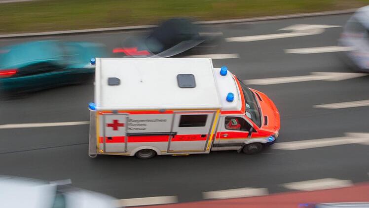 Eine Frau hat beim Auffahren auf die B303 im Kreis Schweinfurt ein vorfahrtsberechtigtes Fahrzeug &uuml;bersehen. Sie wurde schwer verletzt. Symbolfoto: NEWS5 / Grundmann