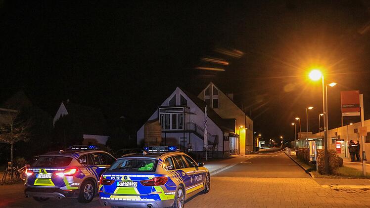 Geldautomat von bislang Unbekannten gesprengt