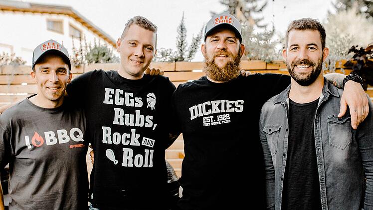 Das Team aus erfahrenen Grillmeistern vom [steel]raum kennt sämtliche Kniffe und Tricks im Umgang mit den neuesten Grillgeräten und Grilltechniken, und legt deshalb seit über fünf Jahren besonderen Wert auf individuelle Beratung. Foto: [steel]raum