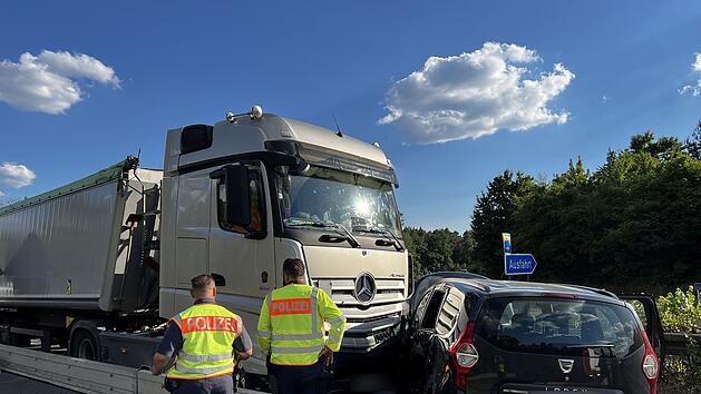 Crash auf A73: Sattelzug schleift Pkw mit