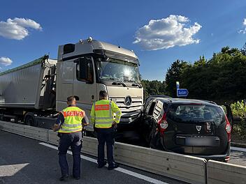 Crash auf A73: Sattelzug schleift Pkw mit