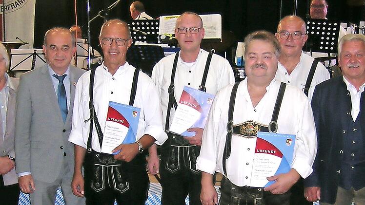 Beim ORB standen Ehrungen für 40 sowie 50 Jahre aktives Musizieren an: (von links) Daniel Grüdl, Karin Ritter, Thomas Kolb, Edgar Ruppert (50 Jahre), Frank Jakob (40 Jahre), Ronald Licht (50 Jahre), Dirigent Klaus Schnappauf, Wolfgang Müller und L...