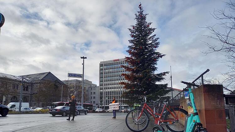 "Letzte Generation": Klimaaktivisten besprühen Christbaum am Nürnberger Hauptbahnhof