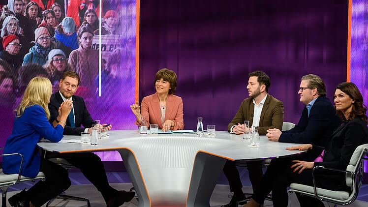 Am Donnerstag sprach Maybrit Illner (Mitte) mit (von links) Juristin Elisa Hoven, Ministerpräsident Michael Kretschmer, Grünen-Chef Felix Banaszak, Journalist Michael Bröcker und Landrätin Tanja Schweiger.