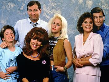 Eine schrecklich nette Familie Ein erfolgloser Schuhverkäufer, der sich tagtäglich mit den Marotten seiner missratenen Kinder und Ehefrau herumschlagen muss: Die US-Sitcom "Eine schrecklich nette Familie" machte die Darstellerinnen und Darsteller zu Kult-Stars.