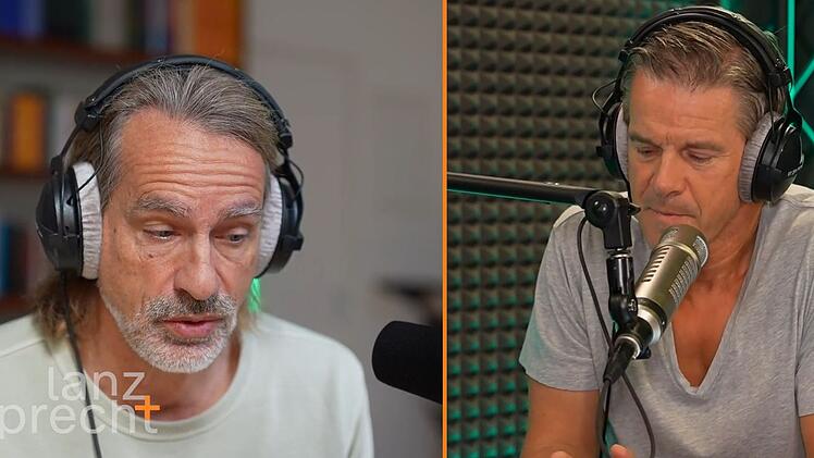 Richard David Precht (links) sprach im Podcast mit Markus Lanz &uuml;ber den Tod seines Vaters.
