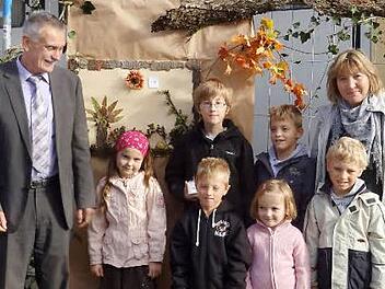 Alle  Kinder belohnte der Verein für ihre kreativen Herbstbilder. Unser Bild zeigt (hinten von links) Vorsitzenden Werner Lang, Anna Heusel, Luca Schmid, Sven Stößel sowie (vorne von links) Bastian Stößel, Eva Heusel, Lukas Ziegler und  die Zweite Vorsitzende Helga Schütz.  Foto: sw