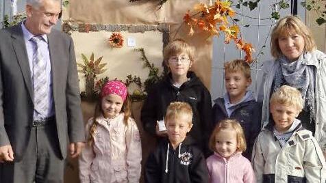 Alle  Kinder belohnte der Verein für ihre kreativen Herbstbilder. Unser Bild zeigt (hinten von links) Vorsitzenden Werner Lang, Anna Heusel, Luca Schmid, Sven Stößel sowie (vorne von links) Bastian Stößel, Eva Heusel, Lukas Ziegler und  die Zweite Vorsitzende Helga Schütz.  Foto: sw