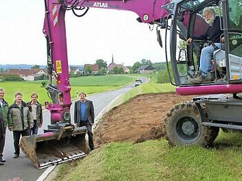 Baggerschaufel statt Spatenstich: Unser Bild zeigt (von links) Landrat Rudolf Handwerker, Bürgermeister Helmut Dietz, Firmenchef Diplom-Ingenieur Roland Hartlieb aus Stettfeld, Hubert Schramm von der Tiefbauverwaltung und Alfons Schanz, Leiter der Tiefbauverwaltung des Landkreises Haßberge bei der Informationüber das Bauvorhaben. Den Bagger steuerte Otmar Rambacher aus Bramberg. Foto: Ralf Kestel
