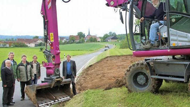 Baggerschaufel statt Spatenstich: Unser Bild zeigt (von links) Landrat Rudolf Handwerker, Bürgermeister Helmut Dietz, Firmenchef Diplom-Ingenieur Roland Hartlieb aus Stettfeld, Hubert Schramm von der Tiefbauverwaltung und Alfons Schanz, Leiter der Tiefbauverwaltung des Landkreises Haßberge bei der Informationüber das Bauvorhaben. Den Bagger steuerte Otmar Rambacher aus Bramberg. Foto: Ralf Kestel