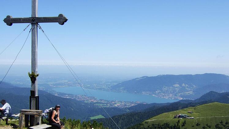Annette Hüttmann genießt den Ausblick auf den Tegernsee.