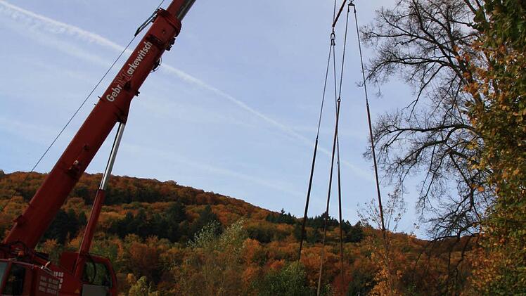 Langsam schwebt die 9,5 Tonnen schwere "Kissingen" am Kranhaken auf den Transportwagen.