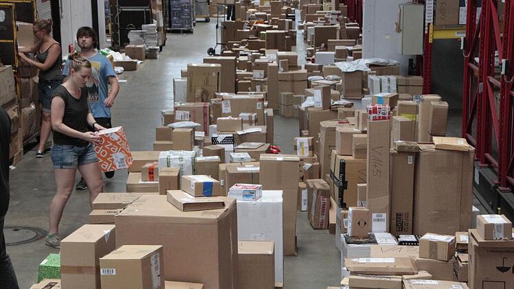 Pakete wohin man schaut  Foto: Josef Hofbauer