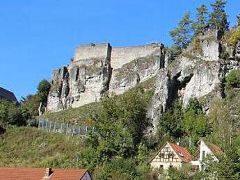 Der Hang unterhalb der Burg ist inzwischen mit einem Fangzaun gesichert.  Foto: Erich Kirsch