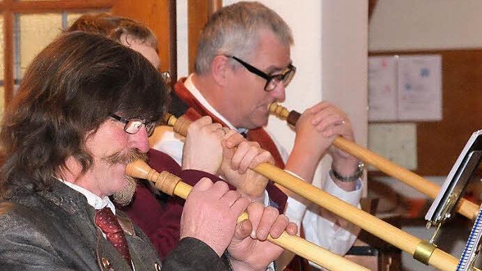 Alphornbläser gestalteten das Konzert der Frauenschola mit. Fotos: Gerd Schaar