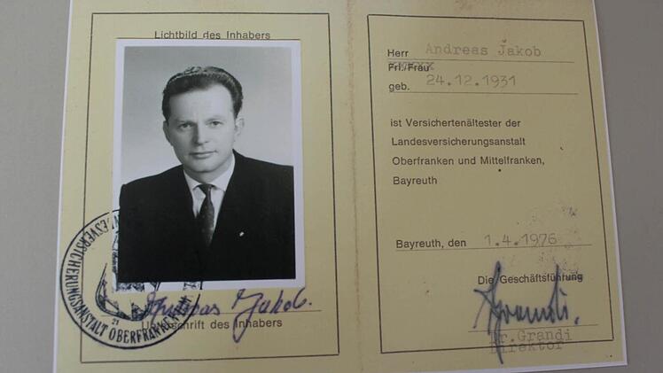 Erster Dienstausweis von Andreas Jakob. Ausgestellt am 1. April 1976. Foto: Lisa Kieslinger