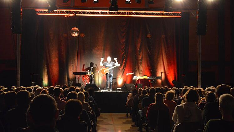 Willy Astor bei seinem Auftritt in Höchstadt. Foto: Larissa Händel