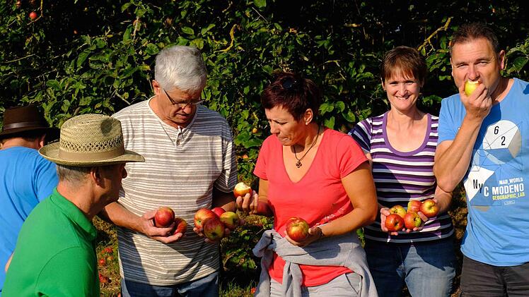 Alte Obstsorten testen diese Teilnehmer.  Foto: Gerd Schaar
