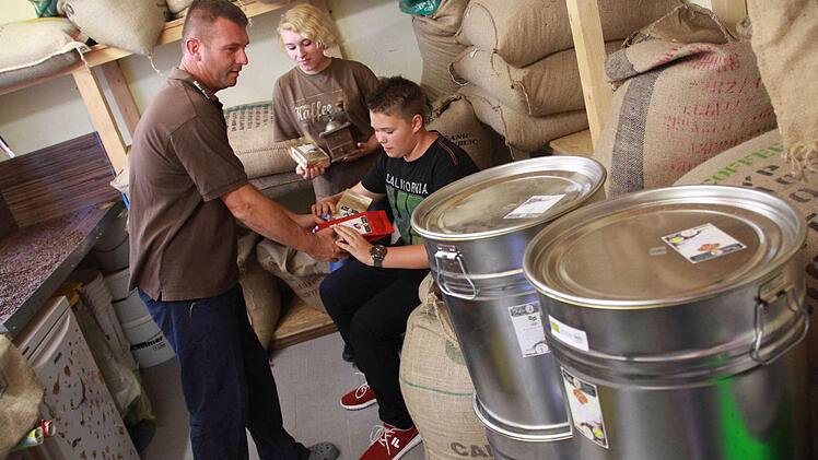 Rainer Bühner ist der wohl einzige Kaffee-Röster in der Rhön. Am "Tag des Kaffees" erklärt er, wie guter Kaffee schmecken muss. Foto: Carmen Schmitt