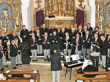 Der Männerchor aus Pommersfelden-Limbach vereinte sich mit dem Sambacher Liederkranz zu einer stattlichen Chorgemeinschaft. Dirigent war Thomas Becher. Foto: Evi Seeger