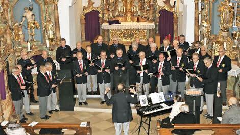Der Männerchor aus Pommersfelden-Limbach vereinte sich mit dem Sambacher Liederkranz zu einer stattlichen Chorgemeinschaft. Dirigent war Thomas Becher. Foto: Evi Seeger