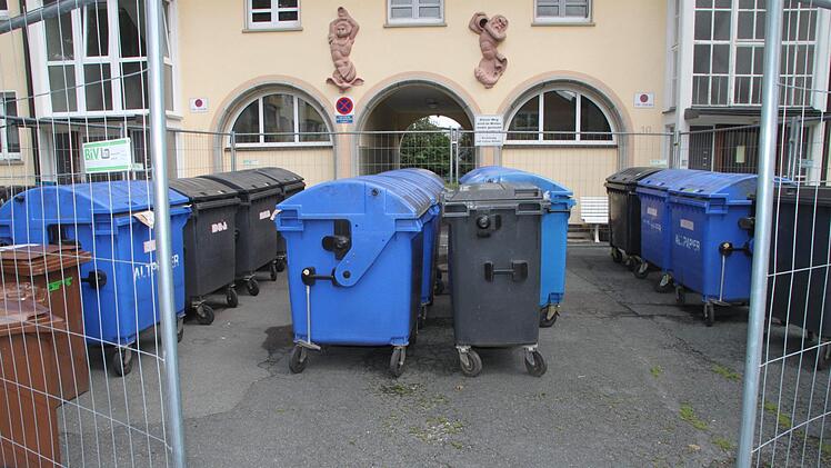 Während der Bierwoche stehen die Mülleimer des Hardenberg-Blocks alle zusammen und sind eingezäunt.  Foto: Andreas Schmitt