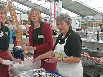 Anita Hoffmann (Rannungen), Jutta Schneider (Platz) und Silvia Kleinhenz (Waldfenster) am Stand des Kreisverbandes Bad Kissingen auf der Mainfrankenmesse in Würzburg. Foto: Andreas Lomb