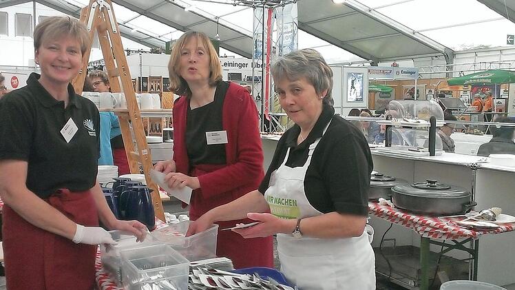 Anita Hoffmann (Rannungen), Jutta Schneider (Platz) und Silvia Kleinhenz (Waldfenster) am Stand des Kreisverbandes Bad Kissingen auf der Mainfrankenmesse in Würzburg. Foto: Andreas Lomb