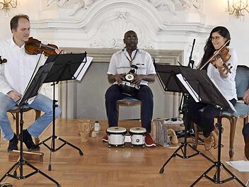 Ein ungewohntes Bild: Hemdsärmelig präsentierte das Quinten-Quartett afrikanische Folklore (von links): Michael Hamann, Quinten de Roos, Njamy Sitison, Paulina Riquelme und Achim Melzer. Foto: Andreas Welz