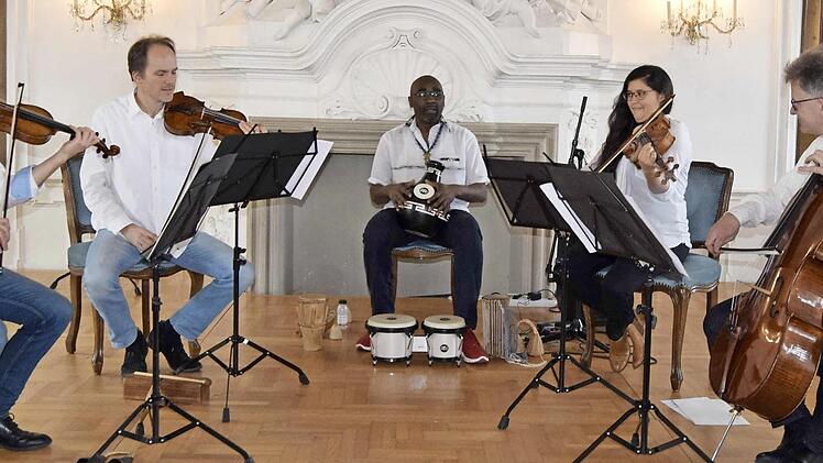 Ein ungewohntes Bild: Hemdsärmelig präsentierte das Quinten-Quartett afrikanische Folklore (von links): Michael Hamann, Quinten de Roos, Njamy Sitison, Paulina Riquelme und Achim Melzer. Foto: Andreas Welz
