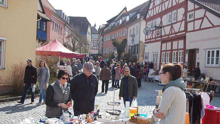 Ab Mittag drängten sich die Besucher auf dem Münnerstädter Ostermarkt. Foto: Sigismund von Dobschütz