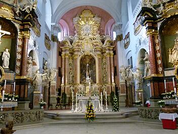 Die Innenstadtkirche St. Martin im österlichen Schmuck, obwohl die Pfarrei derzeit eher die Passion durchlebt.  Foto: Marion Krüger-Hundrup
