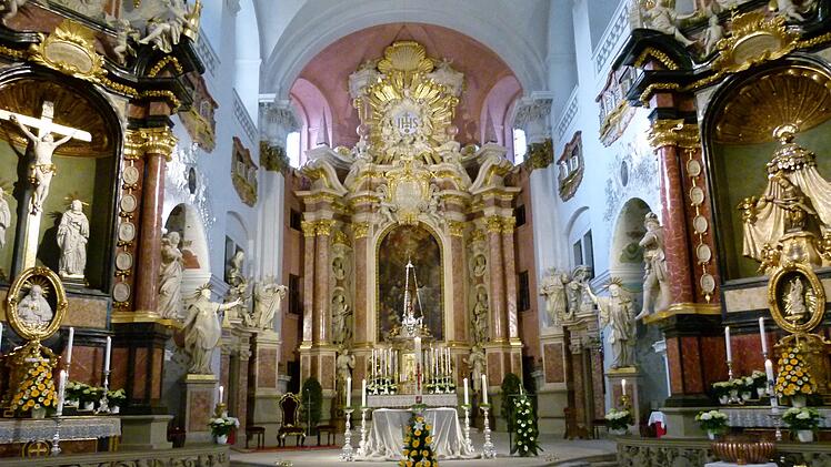 Die Innenstadtkirche St. Martin im österlichen Schmuck, obwohl die Pfarrei derzeit eher die Passion durchlebt.  Foto: Marion Krüger-Hundrup