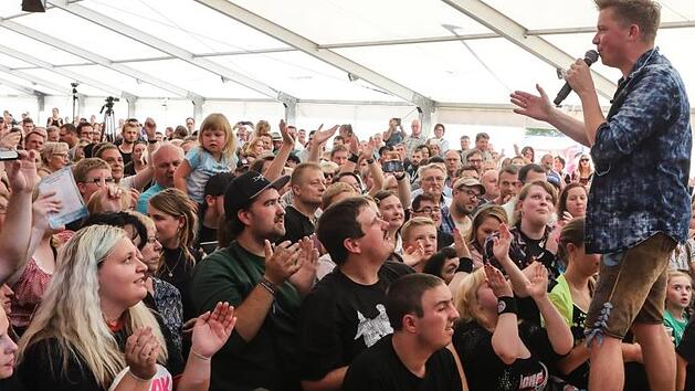 Für Spitzenstimmung sorgten die Dorfrocker im Zelt der Mediengruppe Oberfranken. Foto: Barbara Herbst
