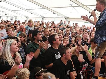 F&uuml;r Spitzenstimmung sorgten die Dorfrocker im Zelt der Mediengruppe Oberfranken. Foto: Barbara Herbst