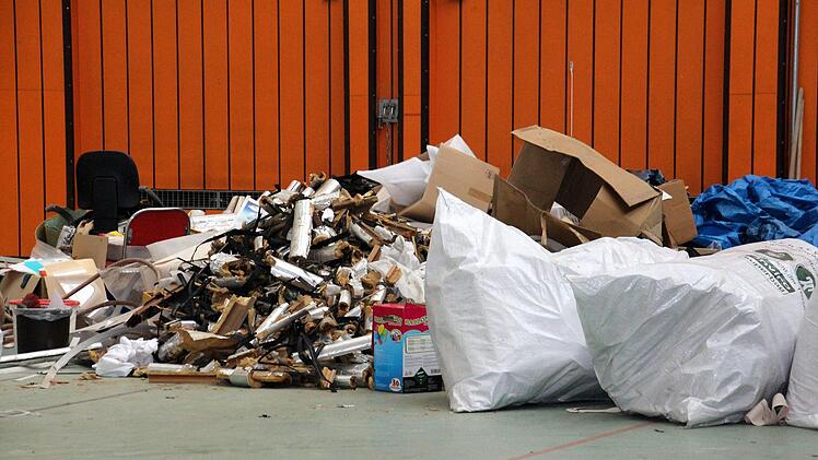 Ein letzter Rundgang durch die alte Dreifachsporthalle: Im Inneren ist der Abriss schon im Gange.Foto: Ulrike Nauer
