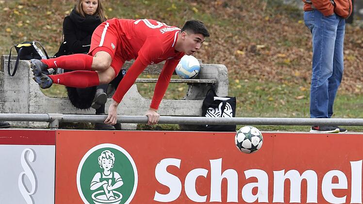 Während es für den Baiersdorfer SV mit Rang 15 in der Landesliga Nordost gar nicht rund läuft, nimmt Christopher Lee selbst hohe Hürden ohne Probleme. Sportfoto Zink