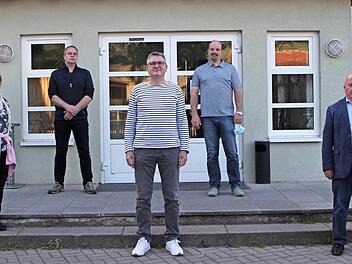 Sie wurden neu in das Ratsgremium gewählt und vereidigt, von links: Liselotte Stubenrauch, Hans-Jürgen Derra, Peter Stretz, Steffen Kandler mit dem Bürgermeister Karl-Heinz Kandler. Der Bürgermneister ist künftig ehrenamtlich für die Gemeinde tätig und nicht mehr hauptberuflich.