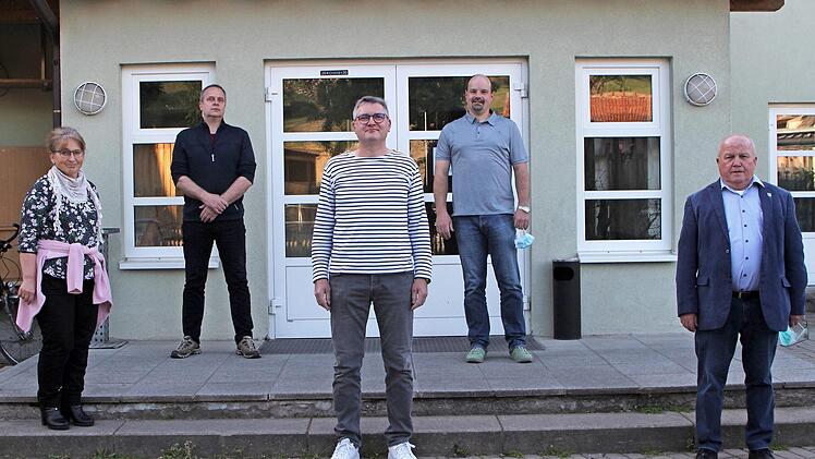 Sie wurden neu in das Ratsgremium gewählt und vereidigt, von links: Liselotte Stubenrauch, Hans-Jürgen Derra, Peter Stretz, Steffen Kandler mit dem Bürgermeister Karl-Heinz Kandler. Der Bürgermneister ist künftig ehrenamtlich für die Gemeinde tätig und nicht mehr hauptberuflich.