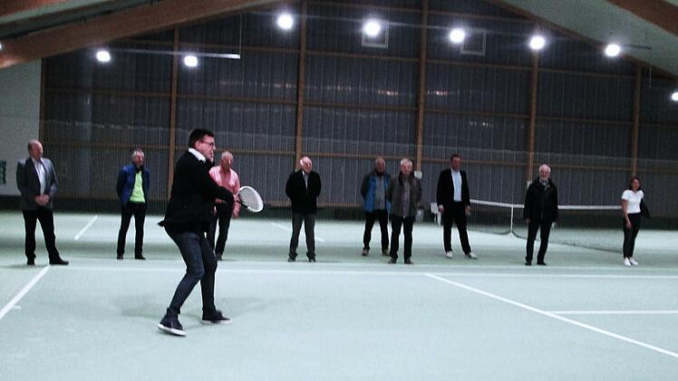 Mit der neuen Beleuchtung der Sporthalle hat der TC Hammelburg ein Ass im Ärmel, das auch den Bayerischen Tennis-Verband beeindruckt. Bürgermeister Armin Warmuth schlug vor Jahresfrist als Erster im neuen Lichte auf. Foto: Winfried Ehling