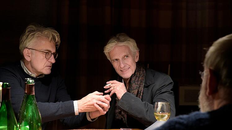 Anwalt Max Schmeler (Mathieu Carrière, Mitte) zieht von den Geschwistern, vor allem von Jakob (Dominic Raacke, links), misstrauische Blicke auf sich.