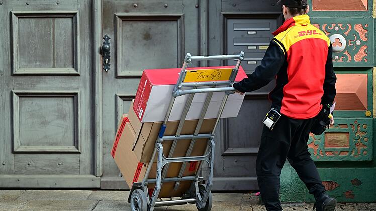 DHL-Paketbote (Symbolbild)