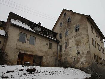 Die Rückseite des leerstehenden alten Rathauses am Egloffsteiner Marktplatz ist derzeit keine Zierde des Ortes. Auch darüber müsste bei der Klausurtagung zur Verschönerung des Ortsbilds und zur Verbesserung der Infrastruktur eine Lösung gesucht werden. Foto: R. Löwisch