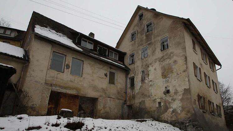 Die Rückseite des leerstehenden alten Rathauses am Egloffsteiner Marktplatz ist derzeit keine Zierde des Ortes. Auch darüber müsste bei der Klausurtagung zur Verschönerung des Ortsbilds und zur Verbesserung der Infrastruktur eine Lösung gesucht werden. Foto: R. Löwisch