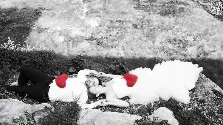 Schwarzweißbild mit Farbklecksen - die Digitalfotografie eröffnet hier endlos viele Variationen. Foto: Promedia