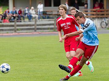TSV Weißenbrunn - SG Meeder: Ferdinand Mayr zieht aus knapp 20 Metern ab und und erzielt einen seiner beiden Treffer. Foto: Heinrich Weiß
